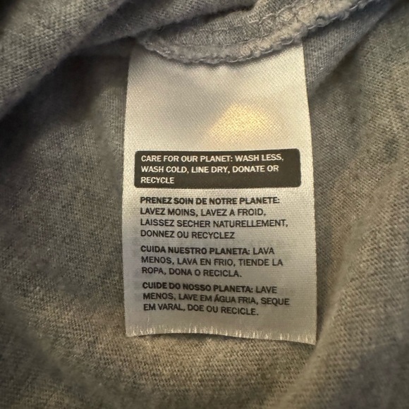 NWOT: Levi’s Women’s Graphic Tee Shirt: Large - Picture 5 of 6